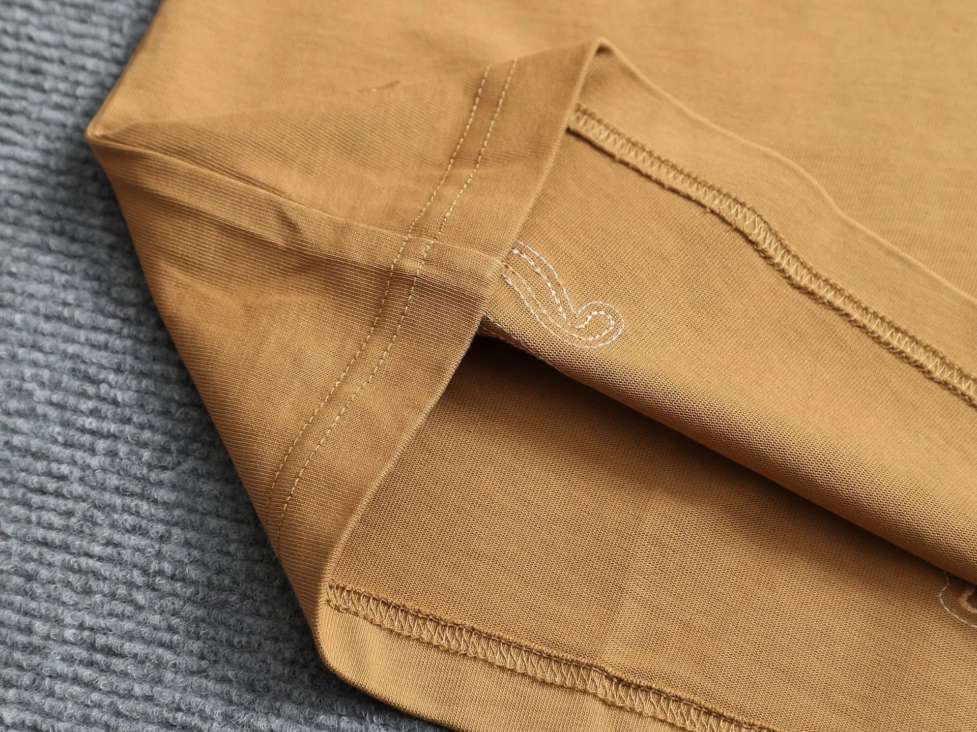 🅿️220 Chrome hearts ch Chrome hearts cross leather short-sleeved T-shirts. Large version. Loose and stylish. The difference is the low version, the slim version, the upper body and the crotch. 100% commitment: top quality, not fast food. The highest version on the market. Top quality, 320 grams. 26 custom-dyed double yarn cotton, same style for men and women, complete with three standards. Color: Black White Khaki Size: XS-L Size chart: